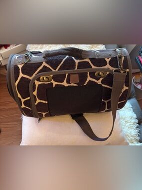 Brown Giraffe-Print pet carrier